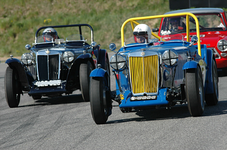 Nogle af de ældste biler ved Ring Djurslands Classic Car Meeting er disse MG-sportsvogne fra før anden verdenskrig.